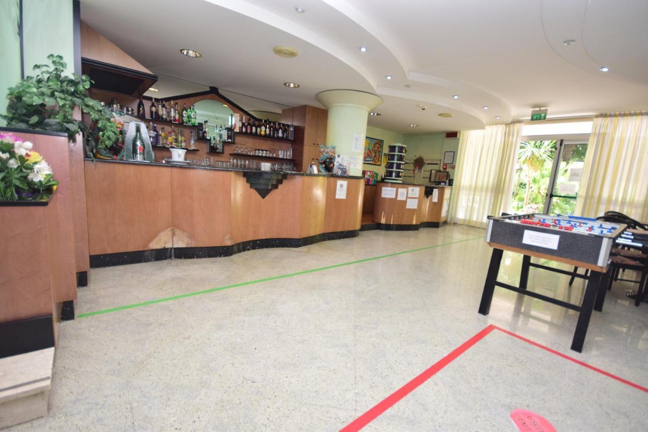 Hotel Como Римини Екстериор снимка