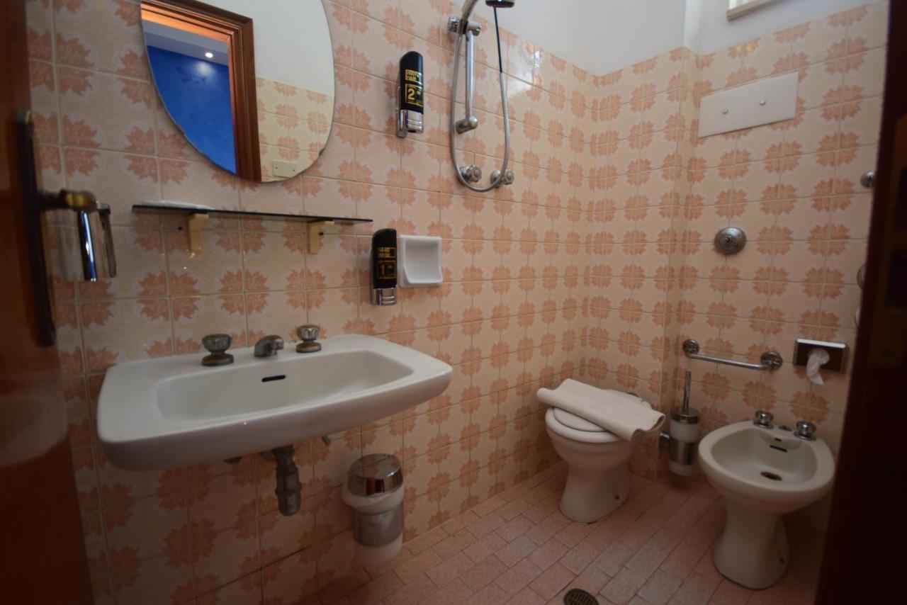 Hotel Como Римини Екстериор снимка