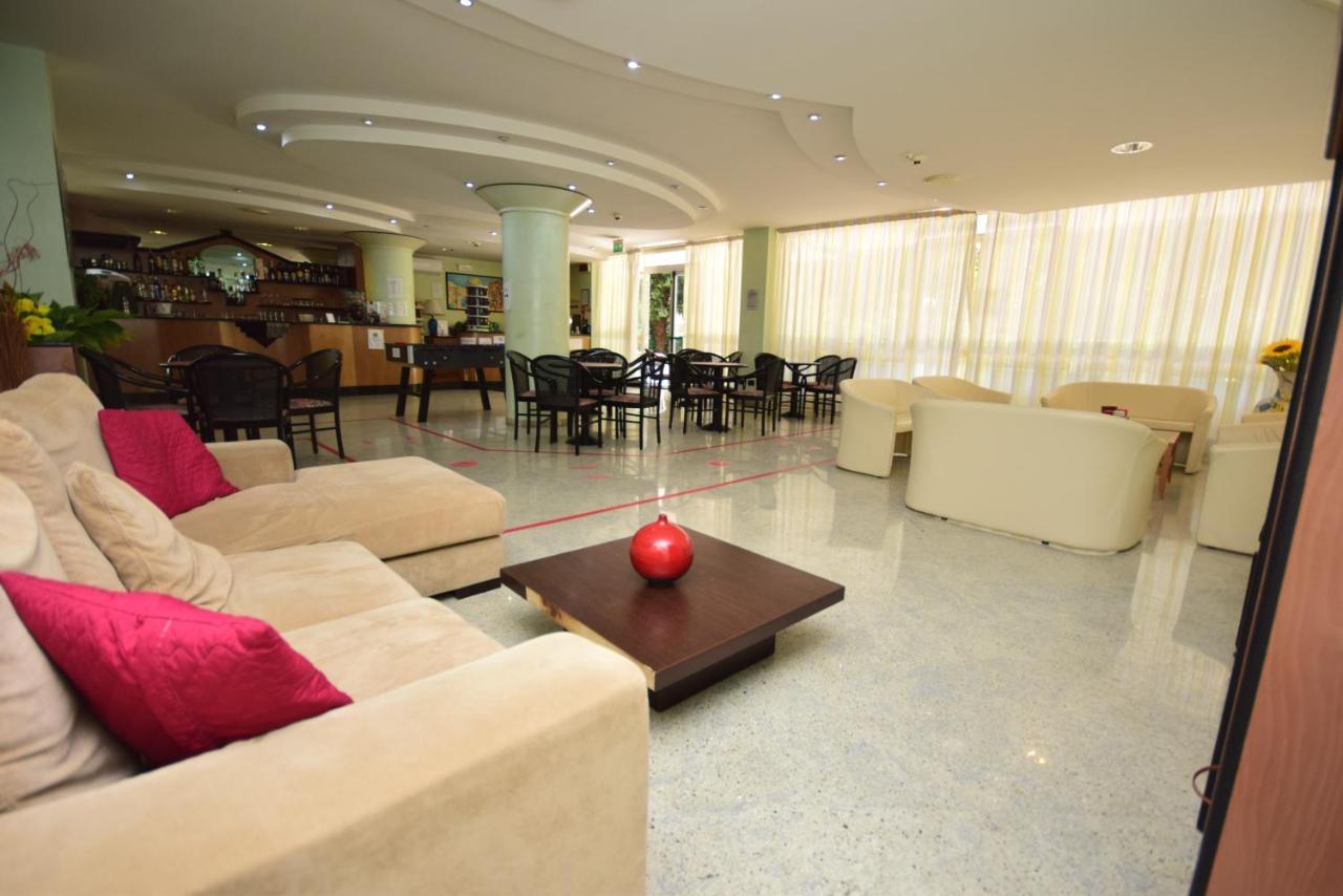 Hotel Como Римини Екстериор снимка