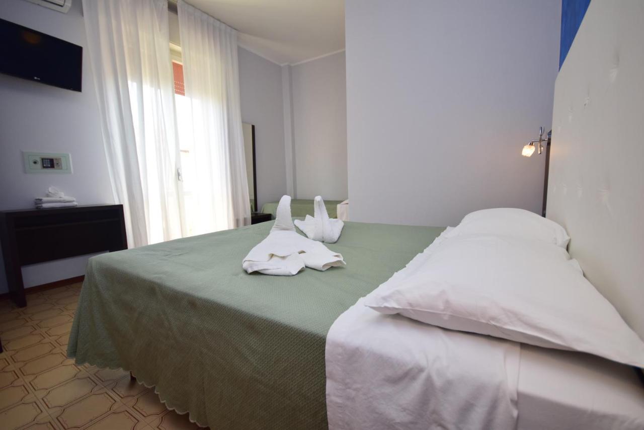 Hotel Como Римини Екстериор снимка