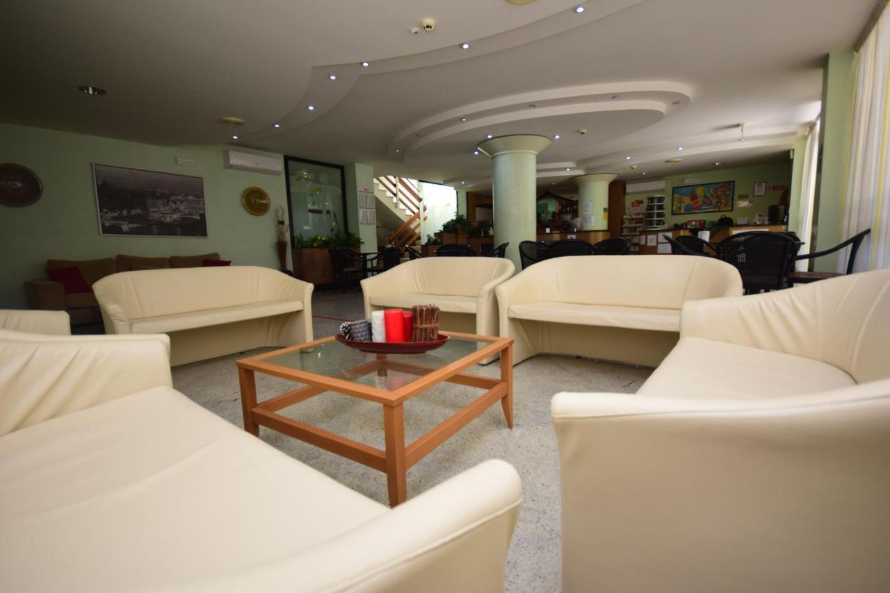 Hotel Como Римини Екстериор снимка