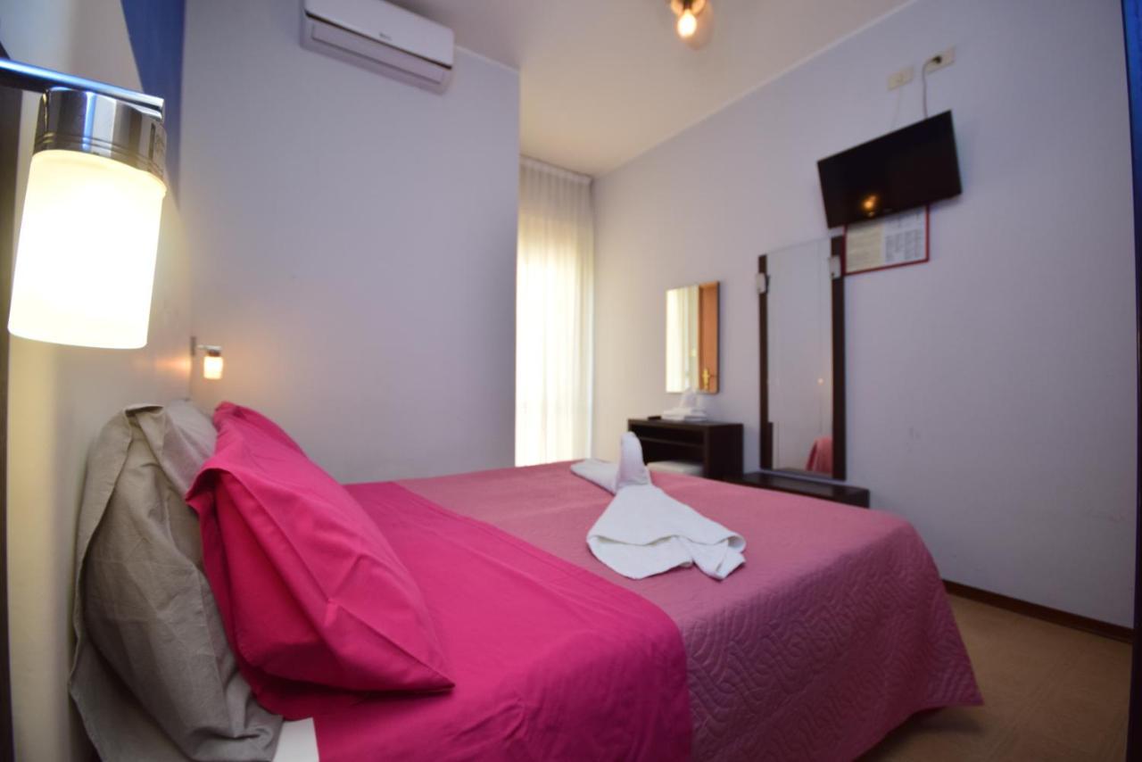 Hotel Como Римини Екстериор снимка