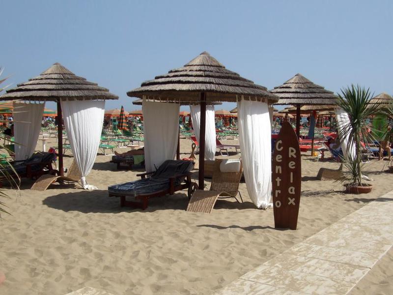Hotel Como Римини Екстериор снимка