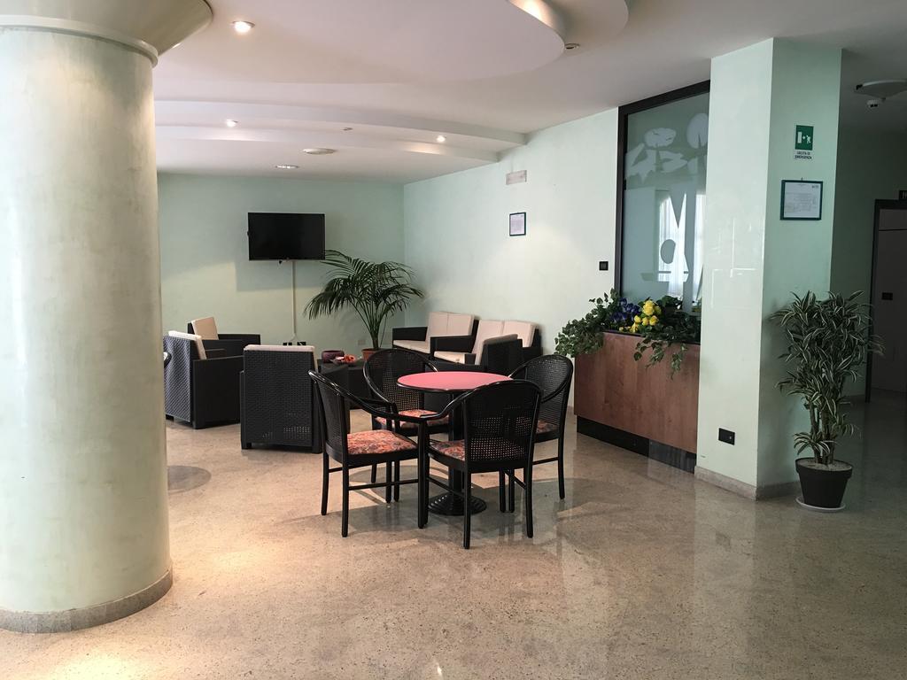 Hotel Como Римини Екстериор снимка